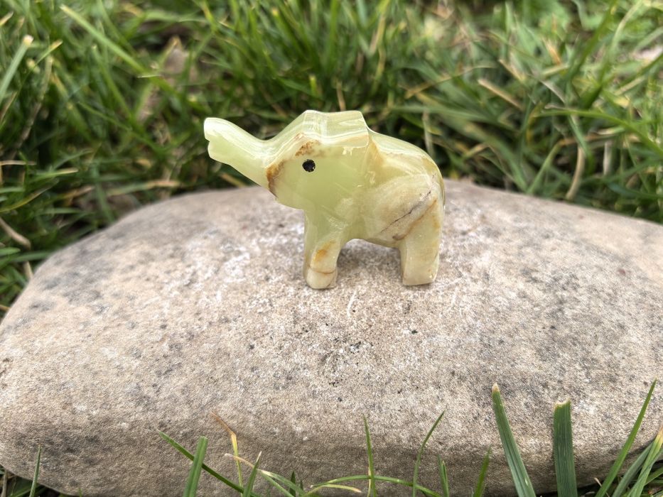 Слонче от мраморен оникс