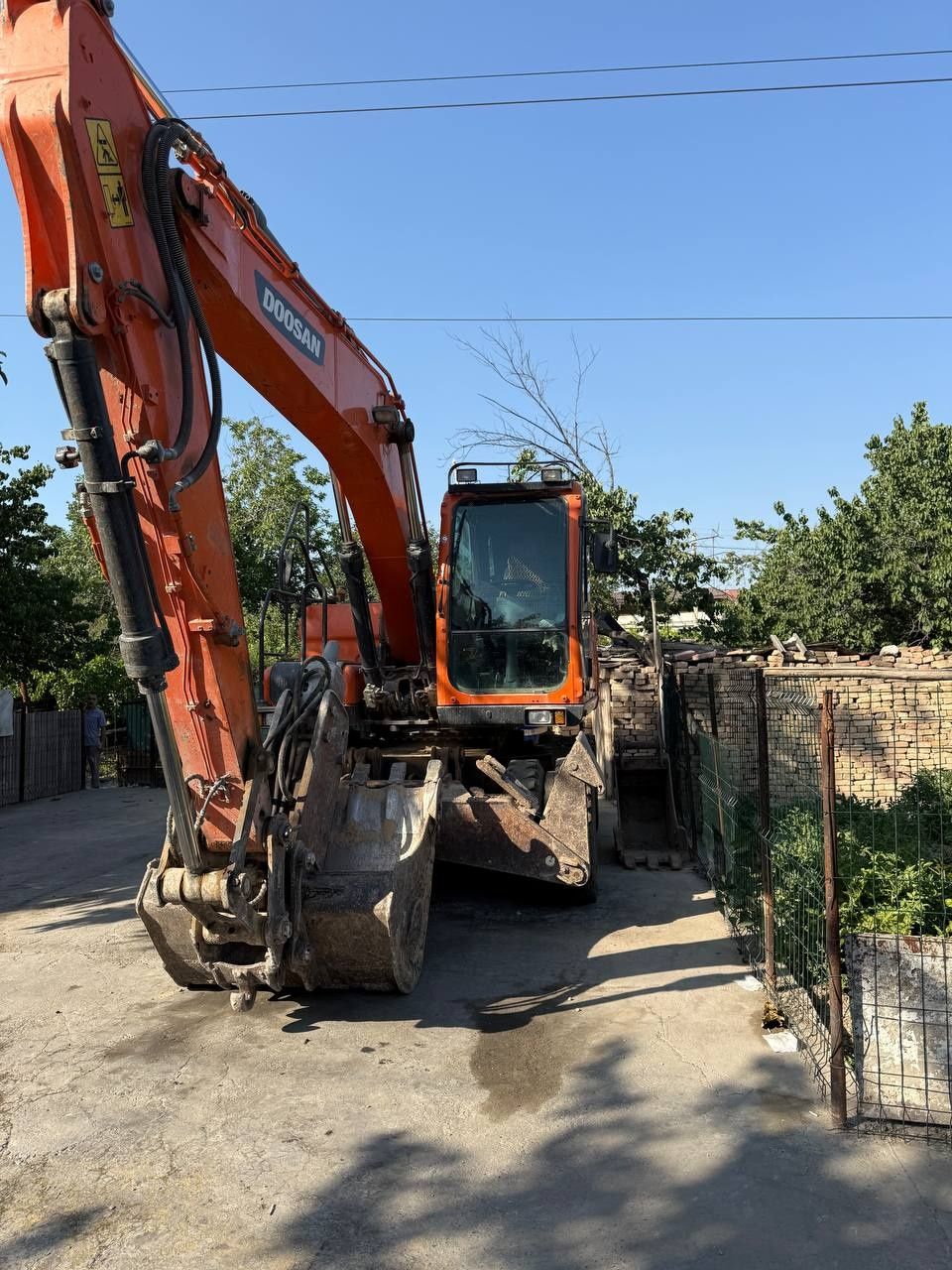 Экскаватор  Doosan DX160W  продается