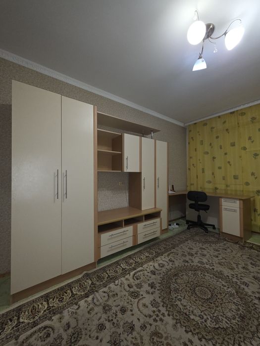 Продам угловую стенку с встроенным столом