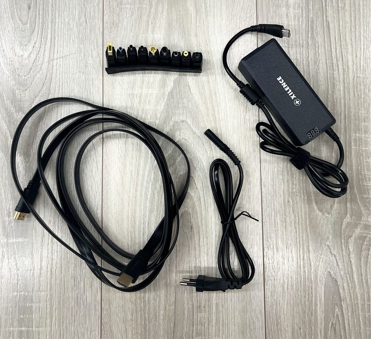 Универсальное зарядное устройство XILENCE XM010