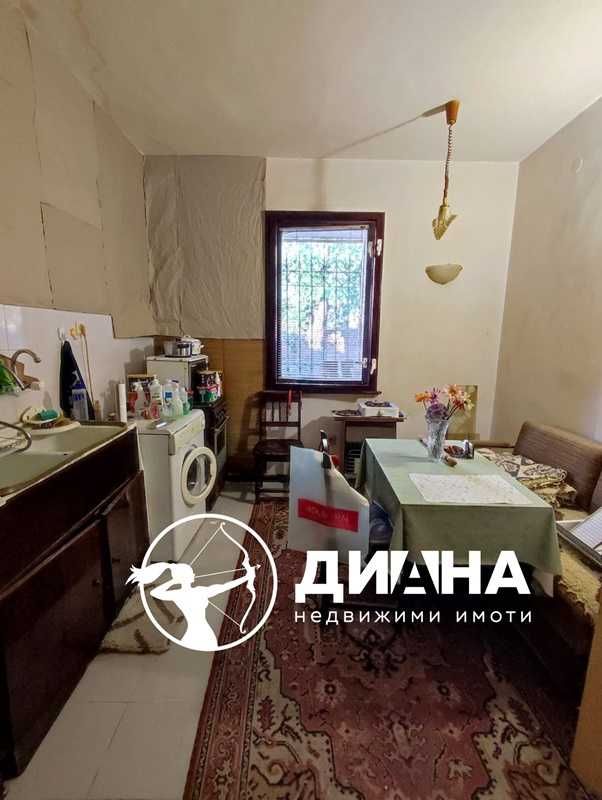 Сутеренен етаж от къща в идеалния център на Пловдив, до ПГО Ана Май