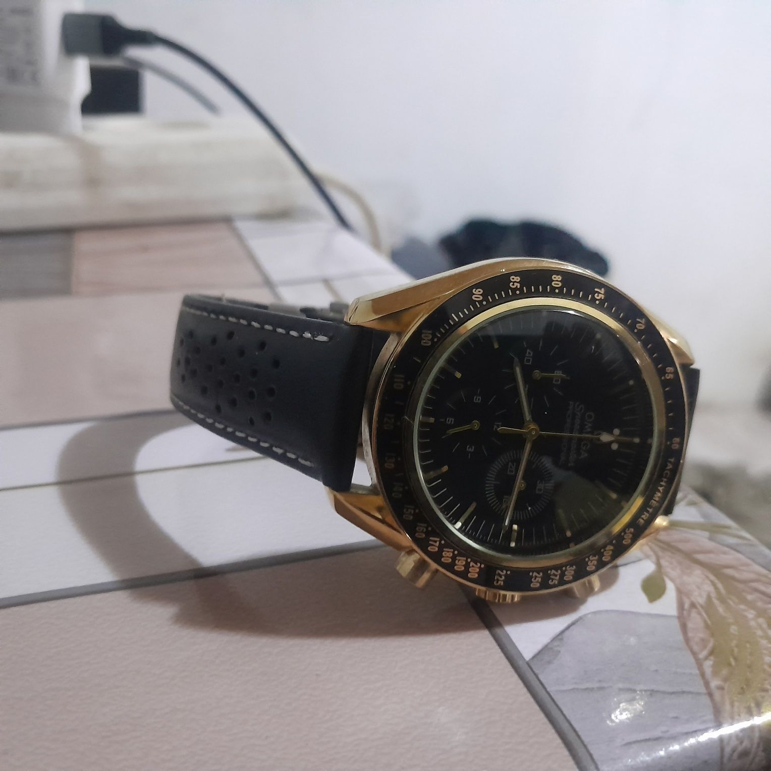 Часы OMEGA золотистого цвета
