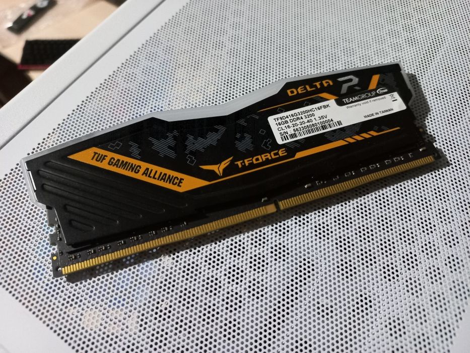 Продам Игровую оперативную память TeamGroup T-FORCE DELTA TUF DDR4!