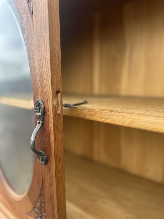 Бюфет витрина от дърво с дърворезба