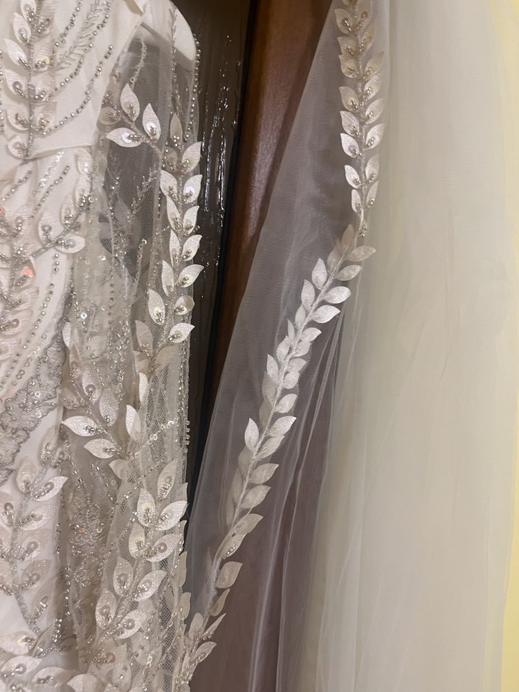 rochie de mireasa cu voal si umeras