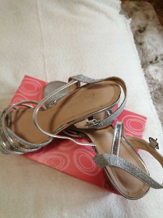 Продавам елегантни обувки и чехли