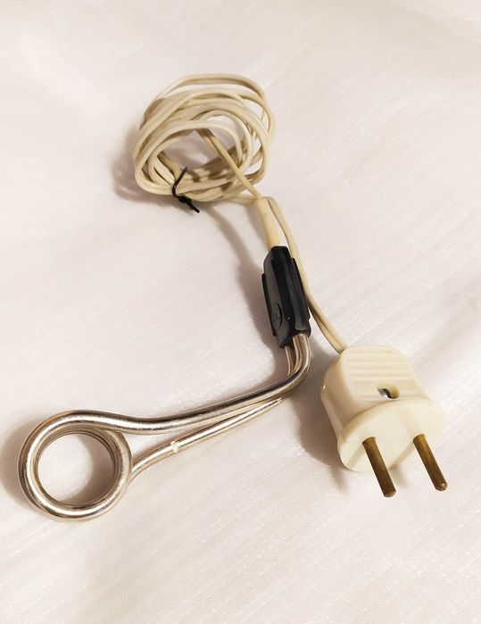 Две малки бързоварчета /нагреватели/ с различни щепсели