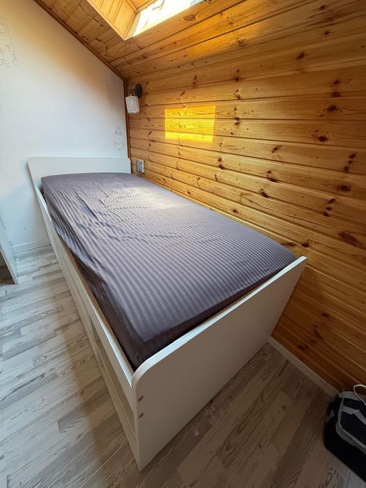 Vând pat single foarte rezistent 90/200 Ikeea