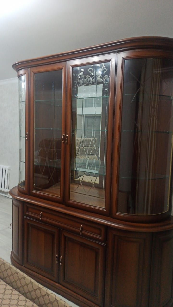 Продам сервант в гостиную.