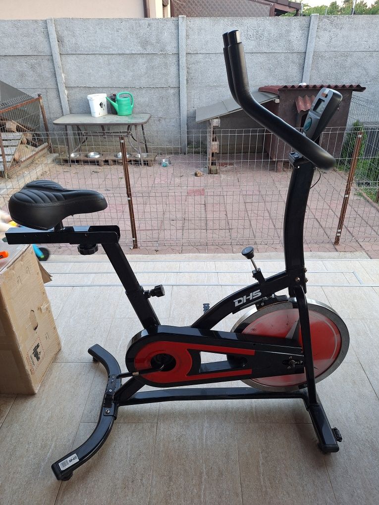 Vând bicicleta fitness DHS