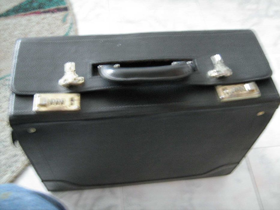 Чанта куфар лек и удобен за ръчен багаж в самолет с шифър.