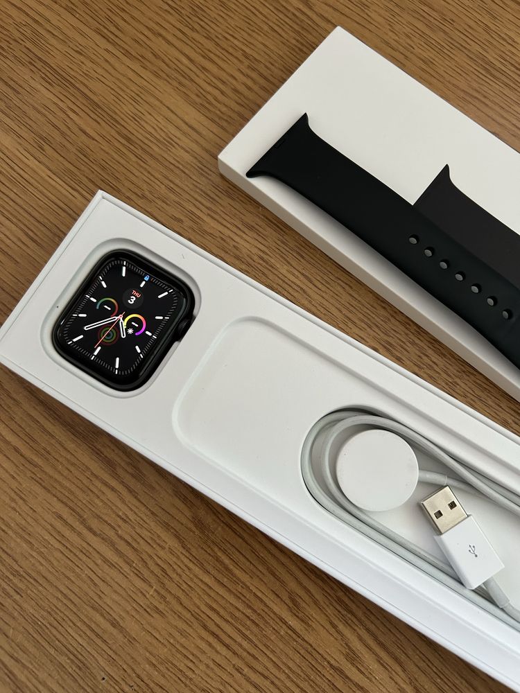 Apple Watch SE space grey