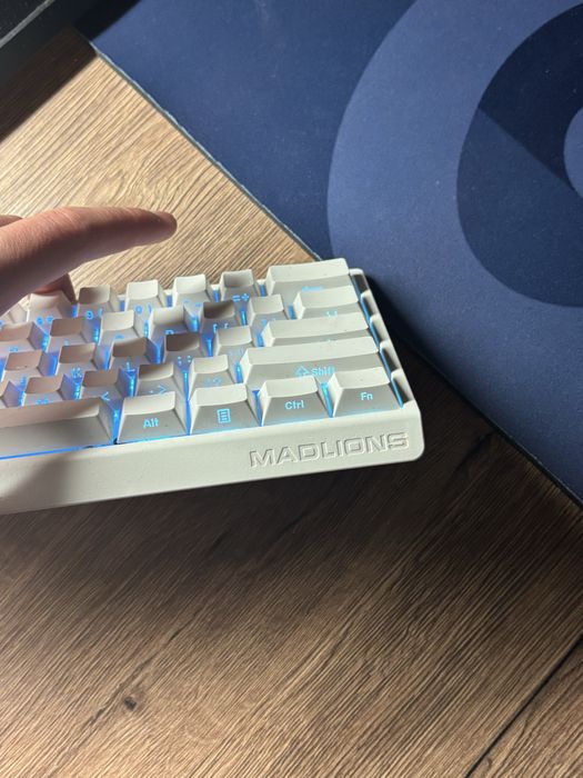 продам игровую клавиатуру магнитную