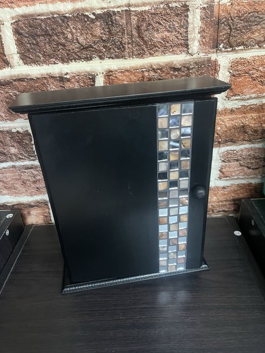 Cutie penttu chei din lemn cu strasuri