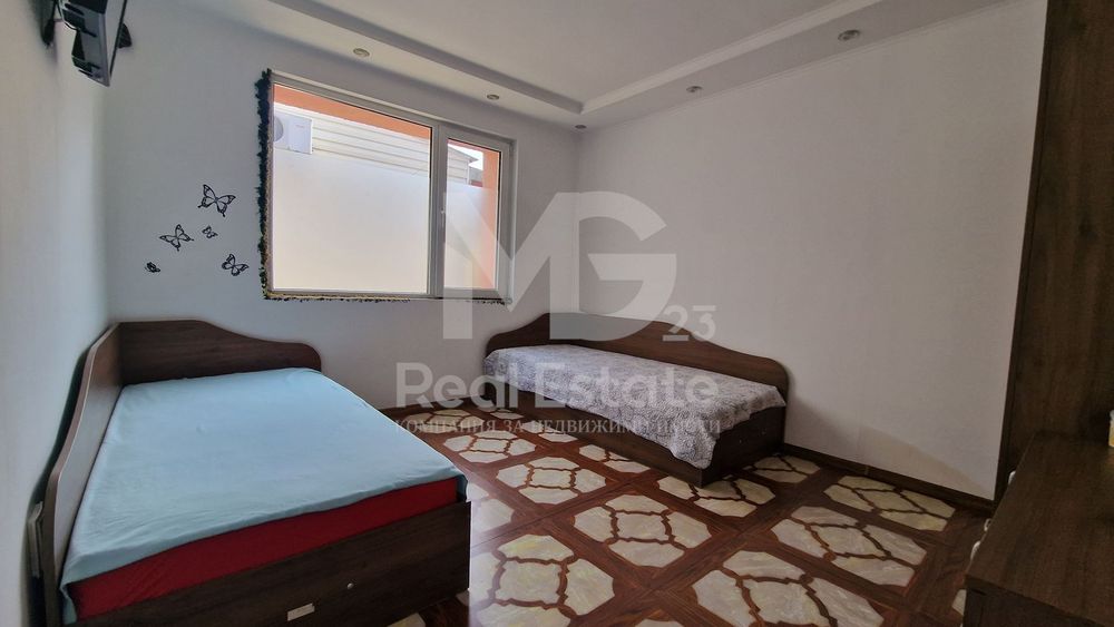 Едноетажна къща с двор и гараж!