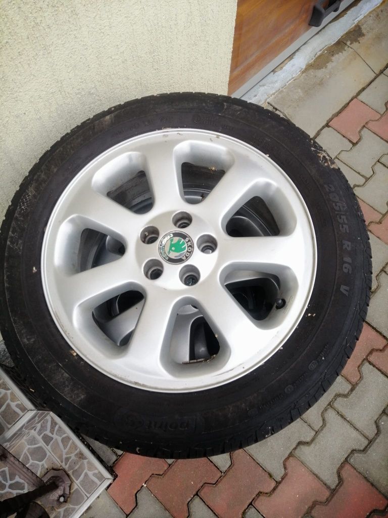 Jante  skoda cu anvelope 205/55 R16 V  în stare foarte buna