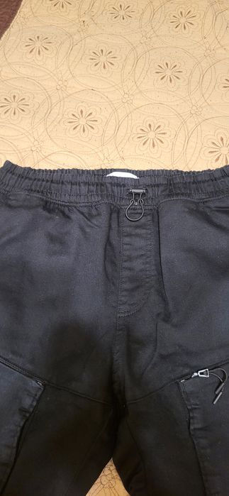 Vând pantaloni Reserved