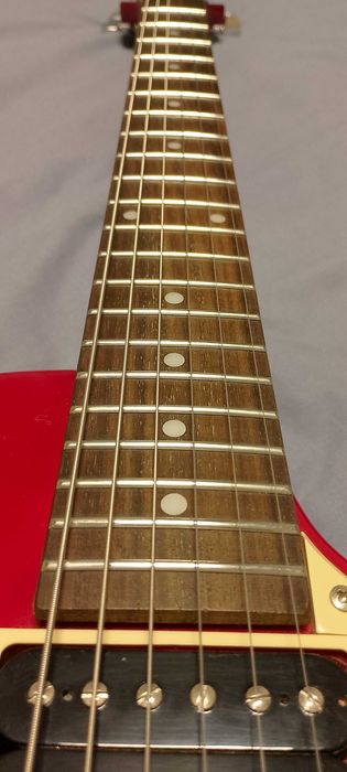 Продавам перфектна електрическа китара Epiphone Les Paul 100.