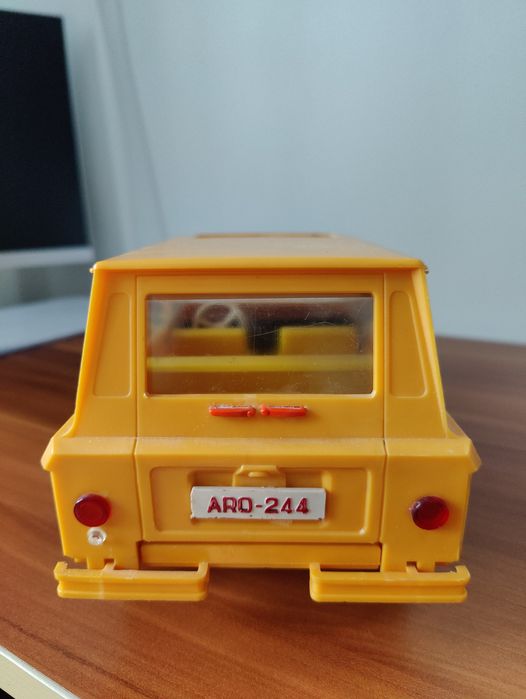 Vînd jucarie/machetă Aro 244 perioada anilor '80.