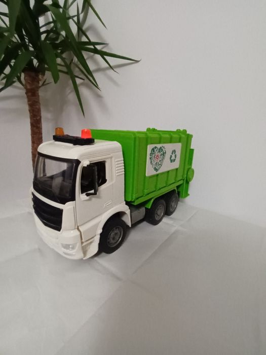 Escavator si masina de salubrizare