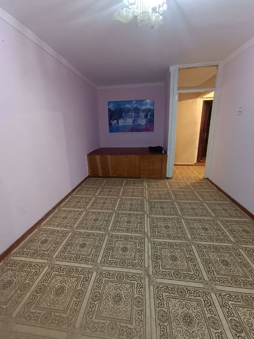 Срочно продаётся 1 ком в чирчике 3 мкн 3 этаж около пост гаи