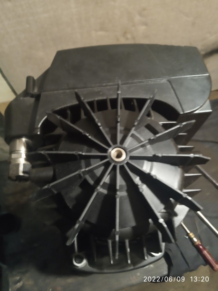 Продавам  монофазна инверторнa помпа GRUNDFOS- CRIE-10-03