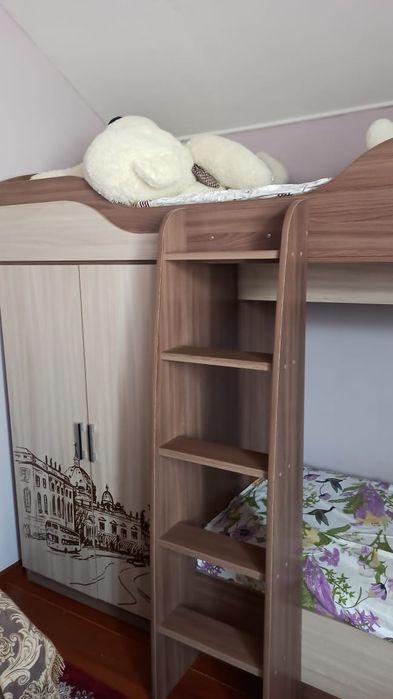 Двухэтажная кровать и стол