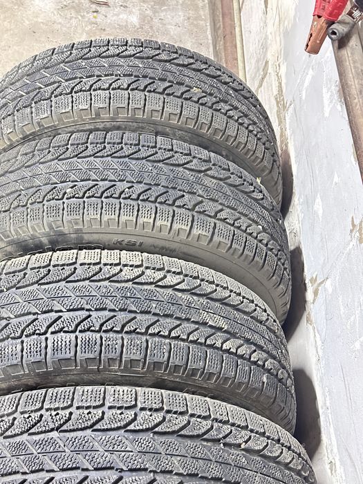 235/65/17 шины липучка. В отличном состояний.