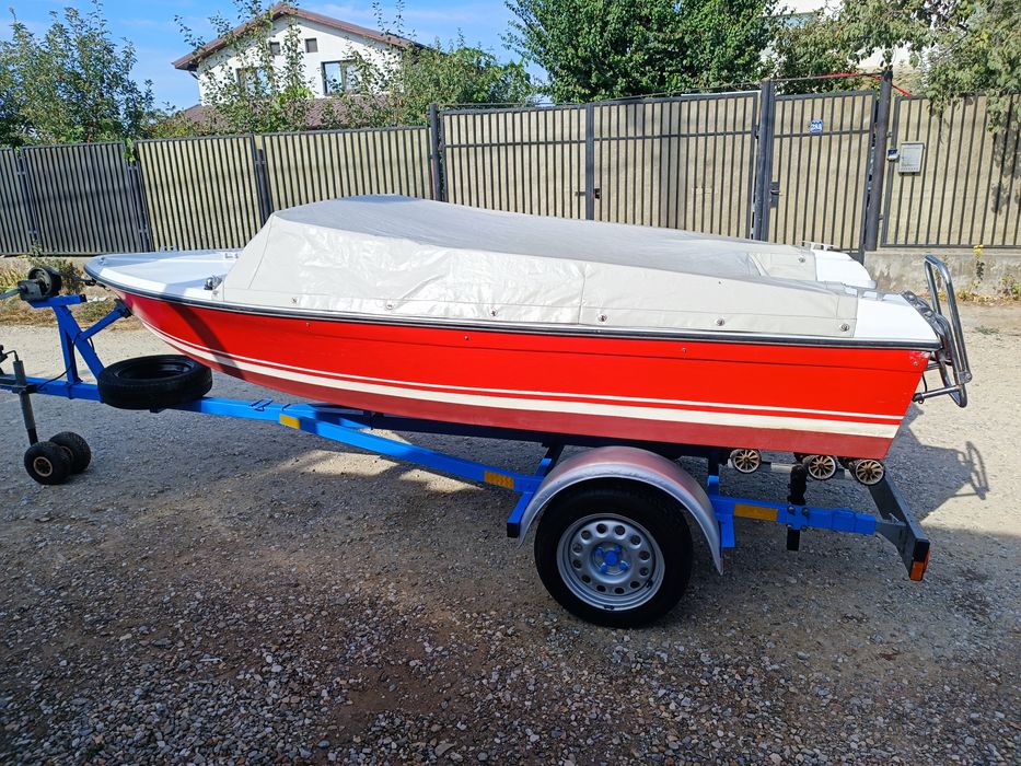 Vând barca cu motor + peridoc