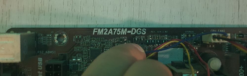 Продавам дънна платка ASRock FM2A75M-DGS с AMD процесор и охладител