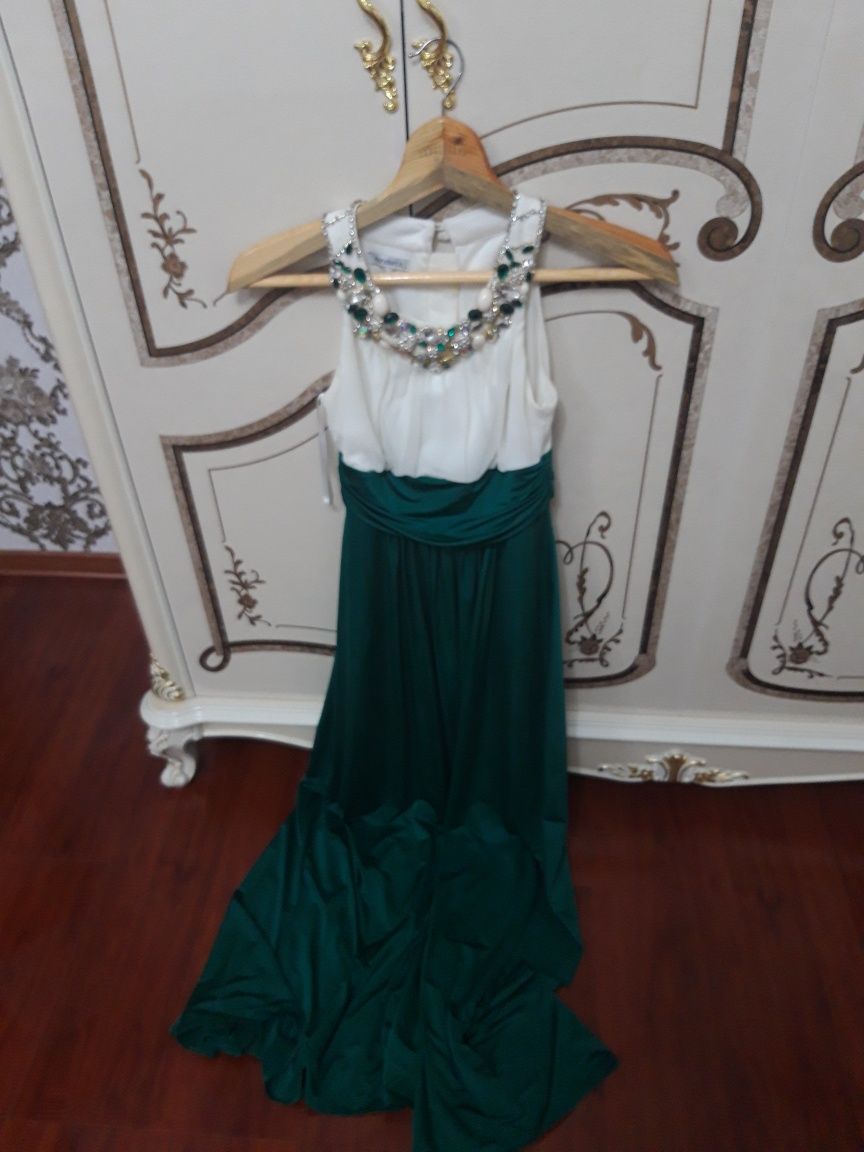 Вечернее платье зеленого цвета с камнями