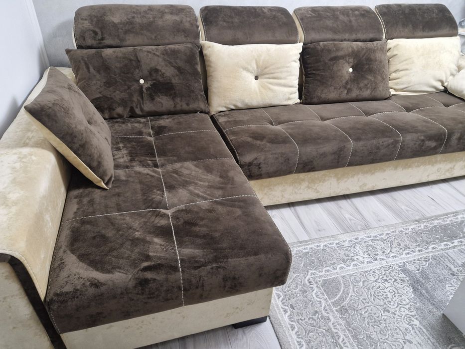 Coltar living catifea ,stare foarte buna,culoare maro -crem,L 3 m