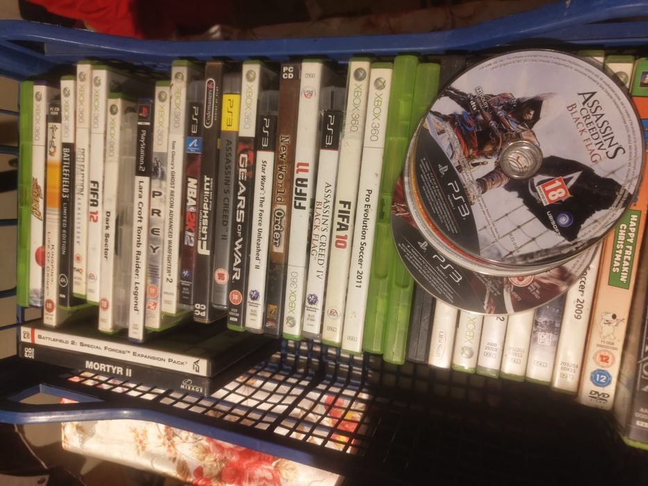 Vând Xbox 360 cu 30 de jocuri 2 manete și accesorii