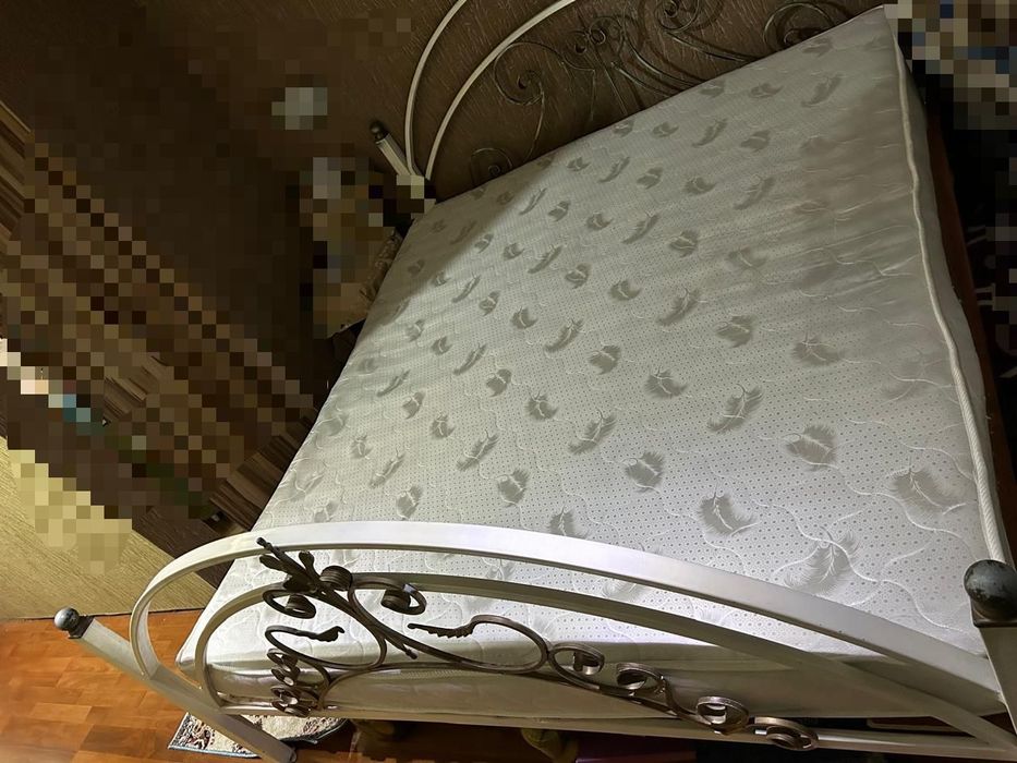 Продаётся стол,стулья и кровать