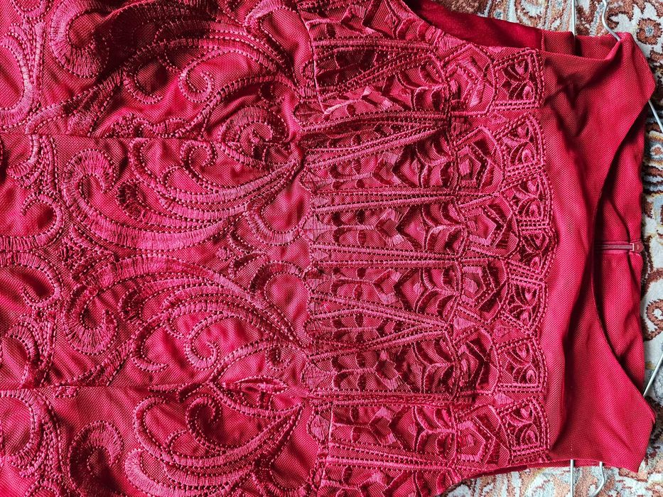 Червена официална рокля без ръкави с бродерия с копринени конци