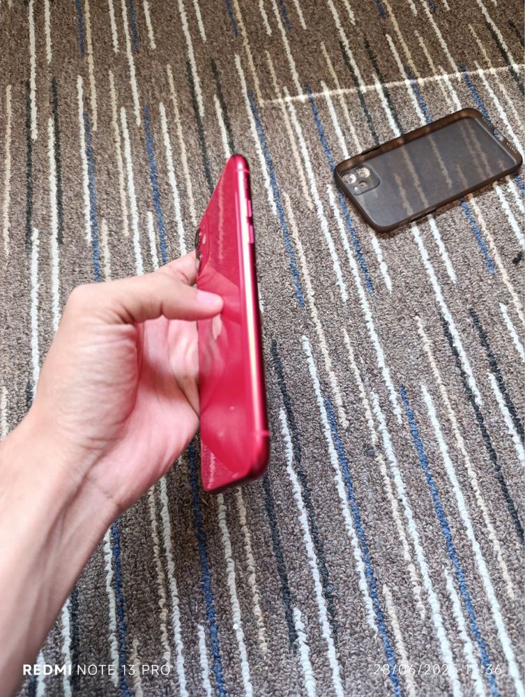 Iphone 11 sotiladi  singan qirilgan joyi yo emkost 79 xotirasi 128 gb