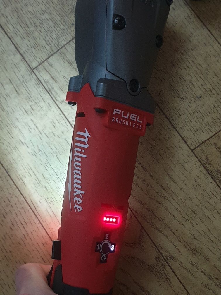 Угловой, ударный гайковёрт Milwaukee m12 fuel