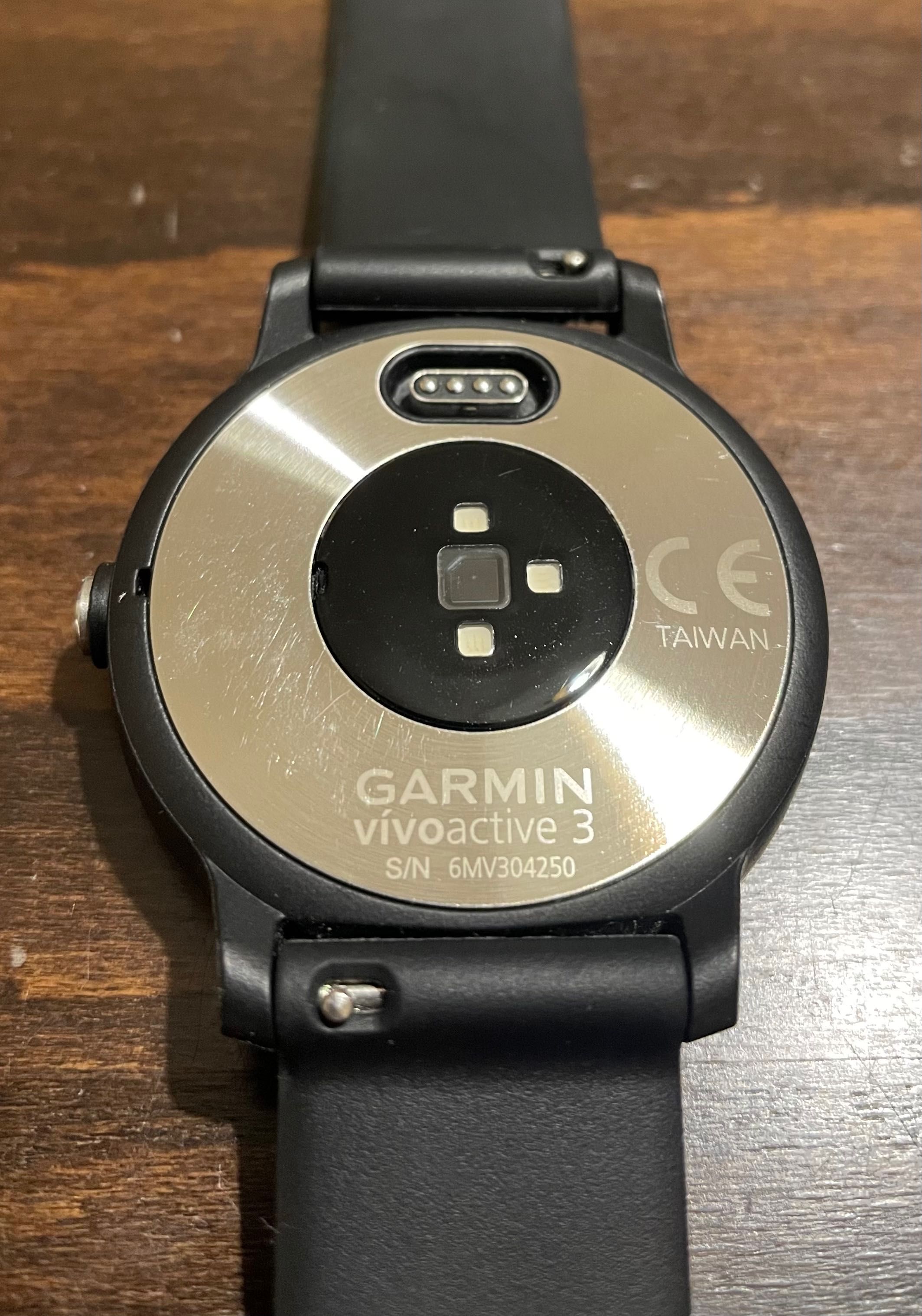 Смарт часовник Garmin Vivoactive 3 + 2 допълнителни каишки