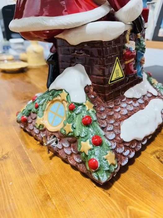 Фарфоровая фигурка Villeroy & Boch “Santa Claus is Coming to Town”.