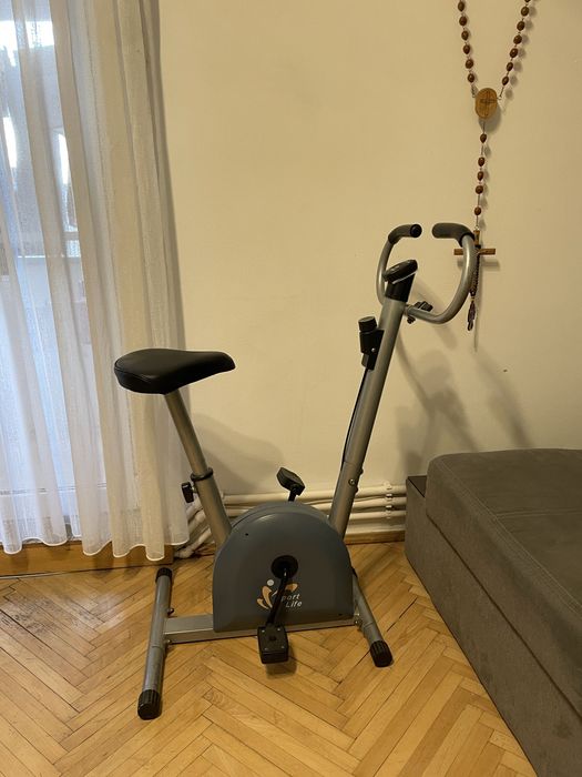 Bicicletă fitness pentru antrenamente acasă