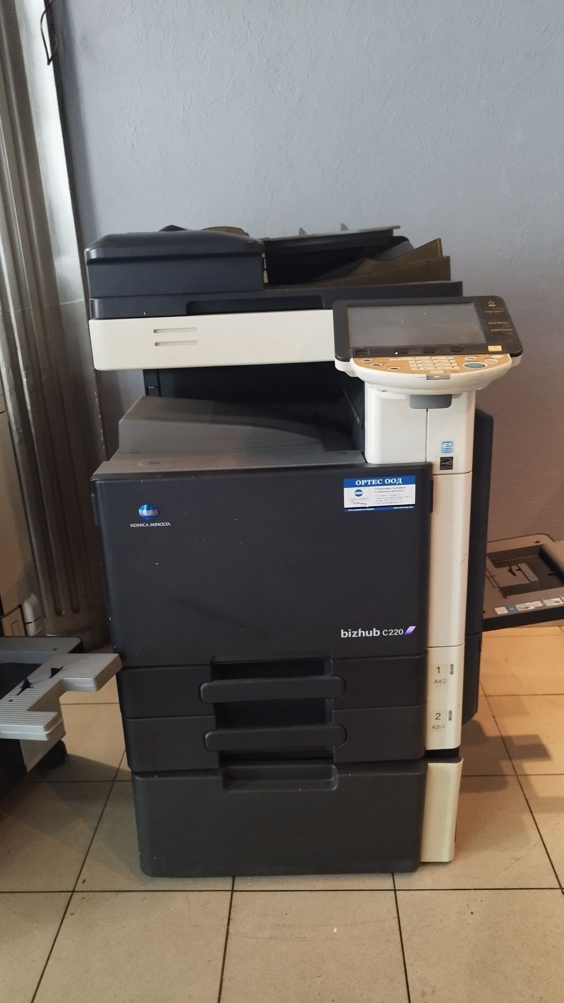 Принтер konica minolta vizhub c220