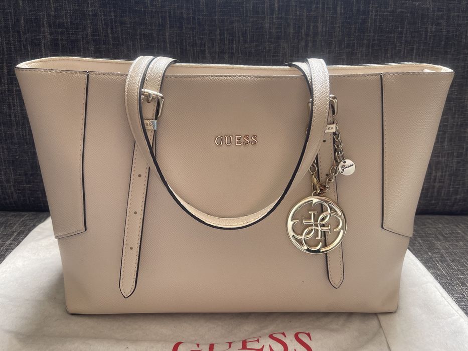 Продавам чанта Гес