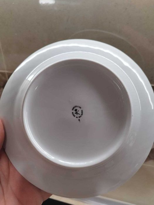 Три порцеланови сервиза за хранене