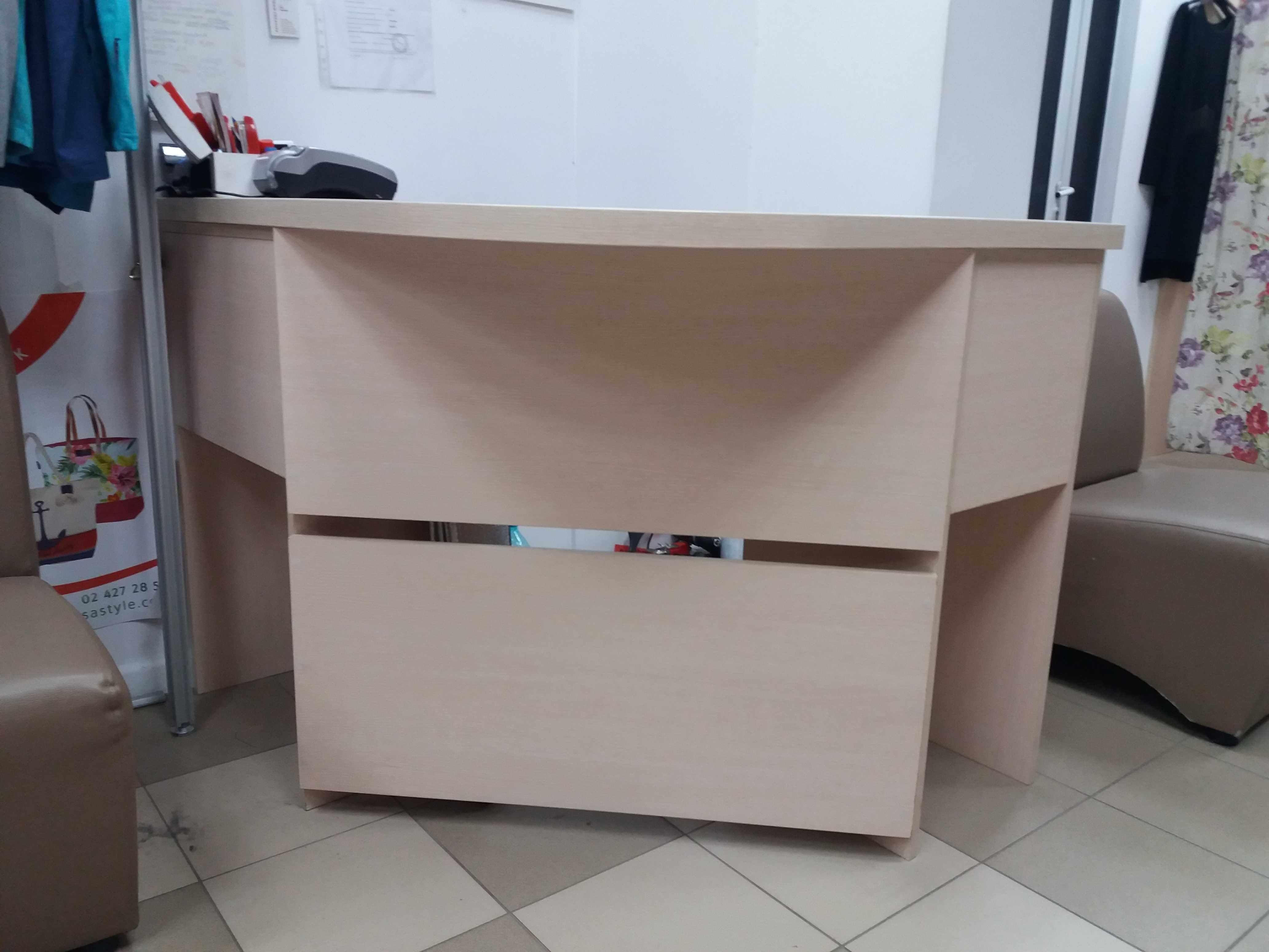 Продавам голяма щанд маса със заключващо се чекмедже