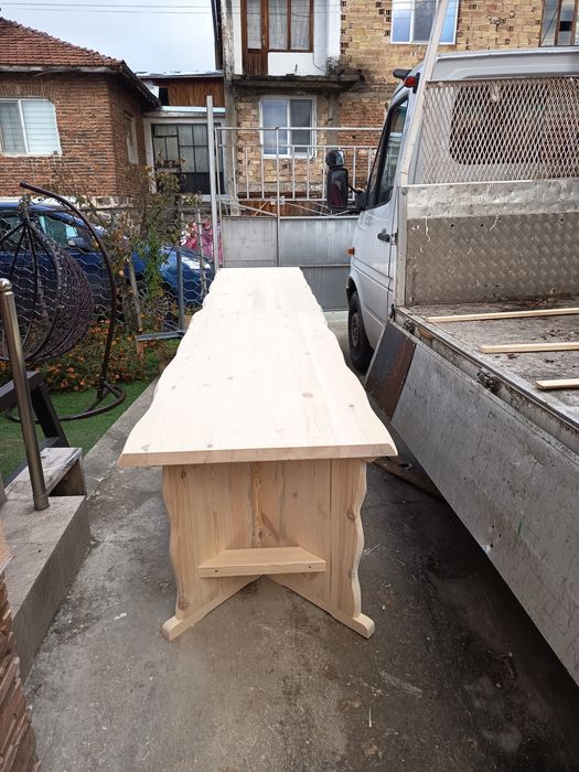 Маса с жив ръб материал е бял бор