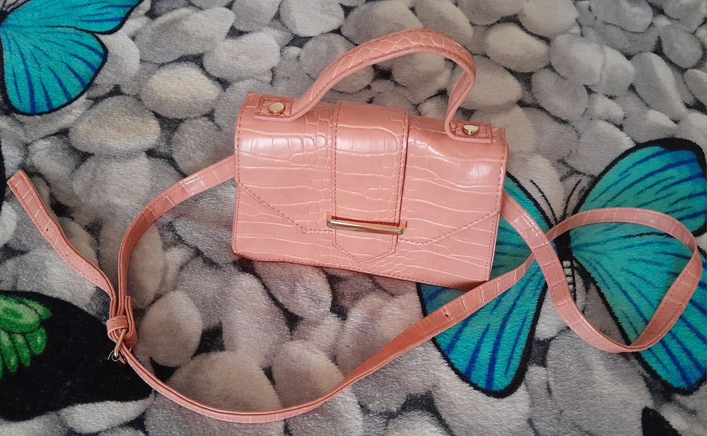 Vînd gentuță  elegantă