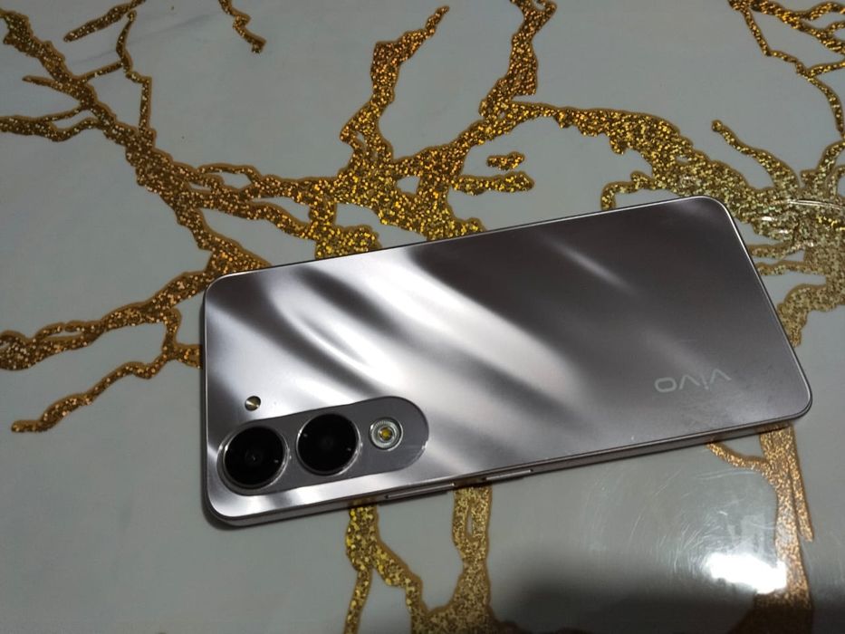 Телефон Виво у04 64 гб почти новый