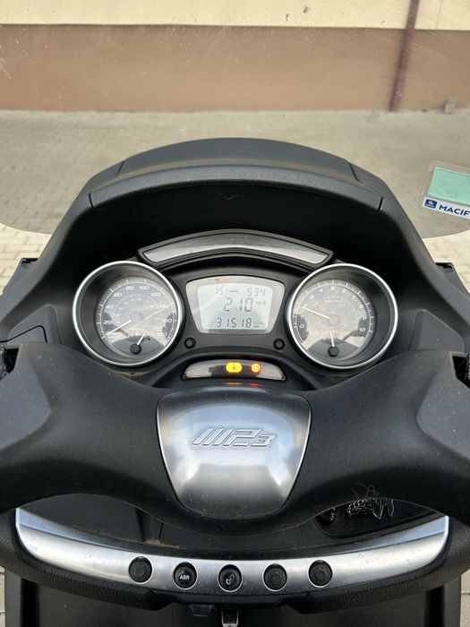 Piaggio mp3 300 se conduce cu categoria B
