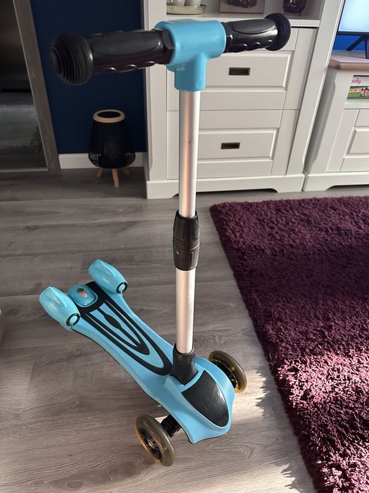 Trotineta pliabila cu muzica, lumini si abur