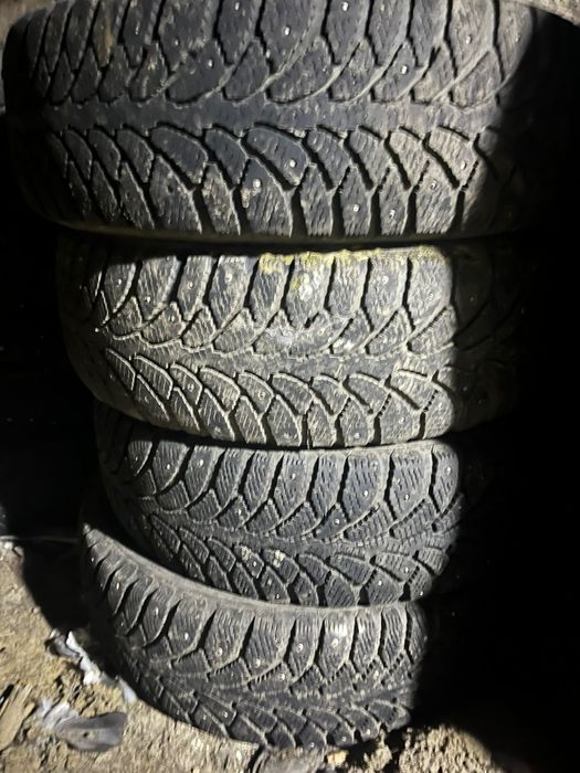 Продам комплект шипованной резины R-15 (195/65)